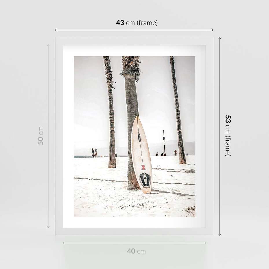Plakat w ramie 40x50 - Plażowy Relaks - deska surfingowa, oparta o palmę - rama biała