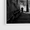 Obraz w ramie 80x80 - Ukryta Uliczka - czarno białe zdjęcie, schody - rama biała