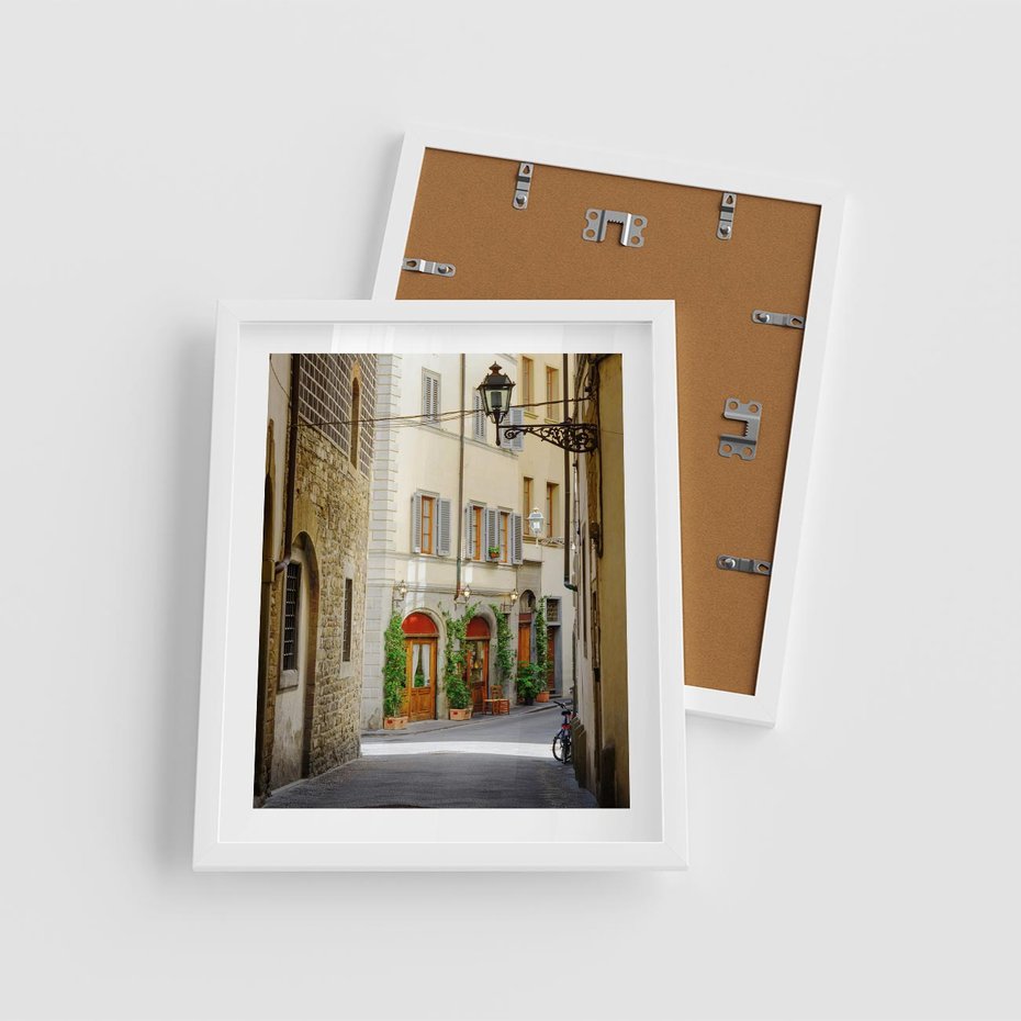 Plakat w ramie 40x50 - Uliczka: perspektywa miejskiego krajobrazu - uliczka, perspektywa - rama biała