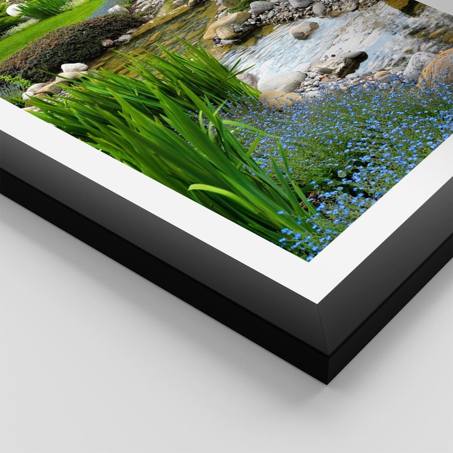 Plakat w ramie 40x50 - Ogródowy Strumyk - strumyk, ogród - rama czarna