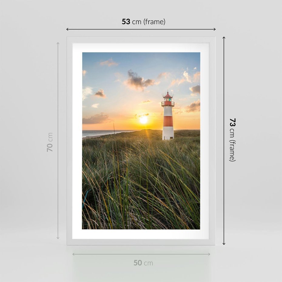 Plakat w ramie 50x70 - Magia latarni przy zachodzie - latarnia, zachód - rama biała