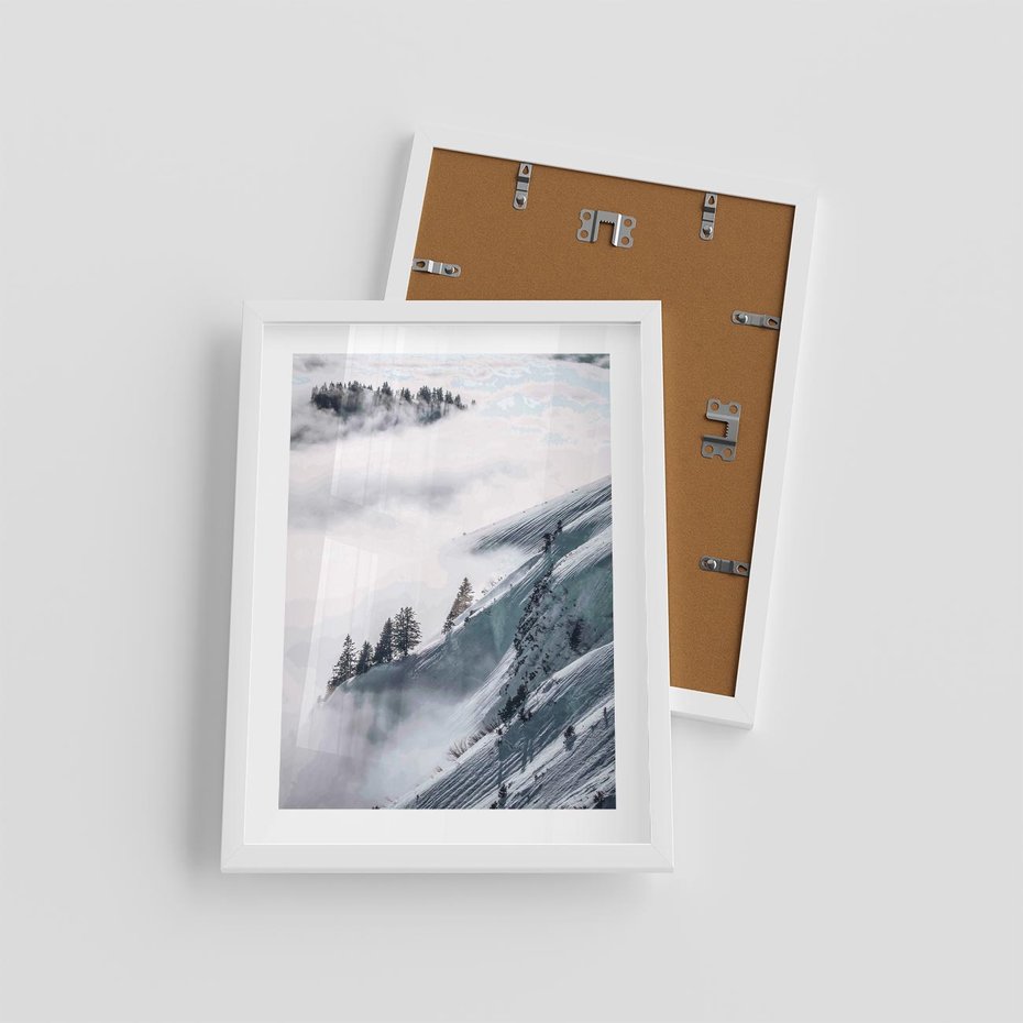 Plakat w ramie 30x40 - Czystość Natury - ośnieżone szczyty górskie, pejzaż - rama biała