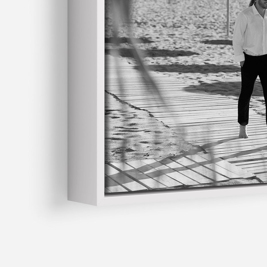 Obraz w ramie 50x70 - Wakacyjny Spacer - czarno białe zdjecie, plaża - rama biała