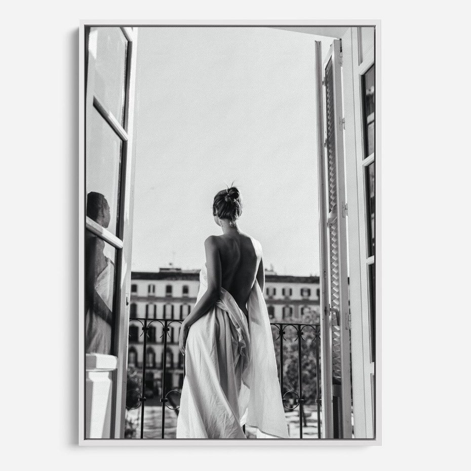 Obraz w ramie 50x70 - Poranki w Paryżu - czarno białe zdjęcie, kobieta w prześcieradle na balkonie - rama biała