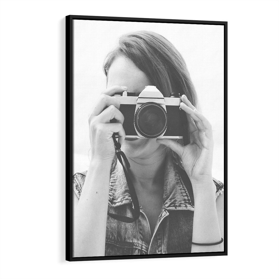 Obraz w ramie 50x70 - Zrób mi Zdjęcie - fotografia, kobieta z aparatem - rama czarna