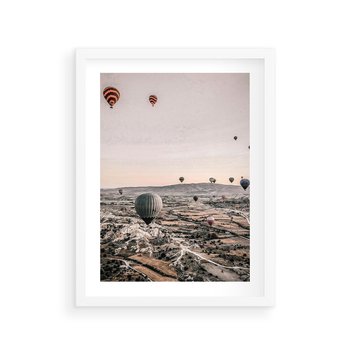 Plakat w ramie 50x70 - Wolność w Powietrzu - balony latające nas pustynnym krajbrazem, balony do latania - rama biała