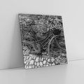 Obraz na płótnie 70x70 - Zapomniany Urok - czarno biała fotografia, stary rower oparty o mur
