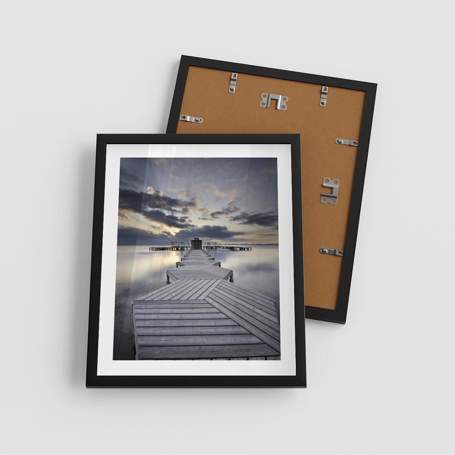 Plakat w ramie 40x50 - Spokój nad Jeziorem - pomost, jezioro - rama czarna
