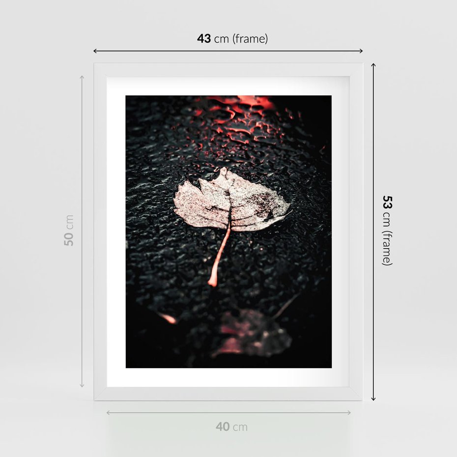 Plakat w ramie 40x50 - Jesień w Detalu: Liść na Mokrej Drodze - liść, jesień - rama biała