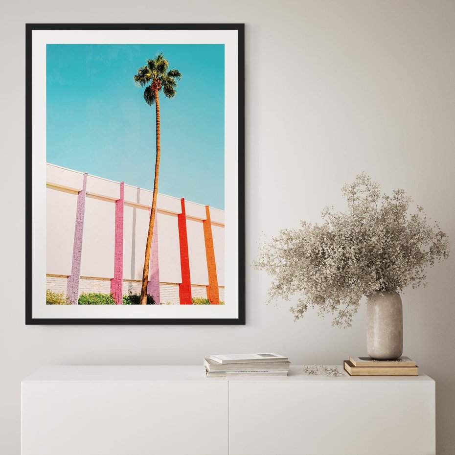 Plakat bez ramy 50x70 - Tropikalny Kontrast - palma na tle błękitnego nieba, kolorowy mur