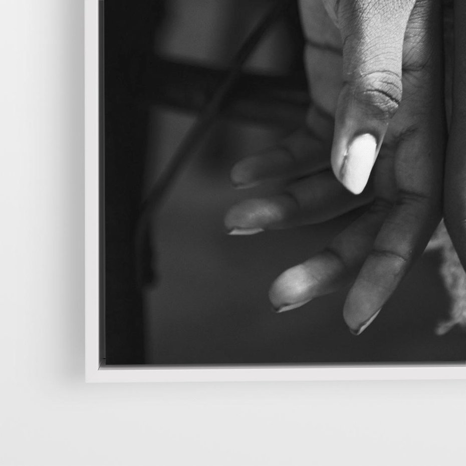 Obraz w ramie 80x80 - Splątane Uczucia - czarno biała fotografia, artystyczna - rama biała