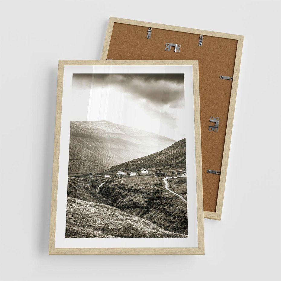 Plakat w ramie 50x70 - Domki w Górach - czarno biała fotografia, górski pejzaż - rama drewno