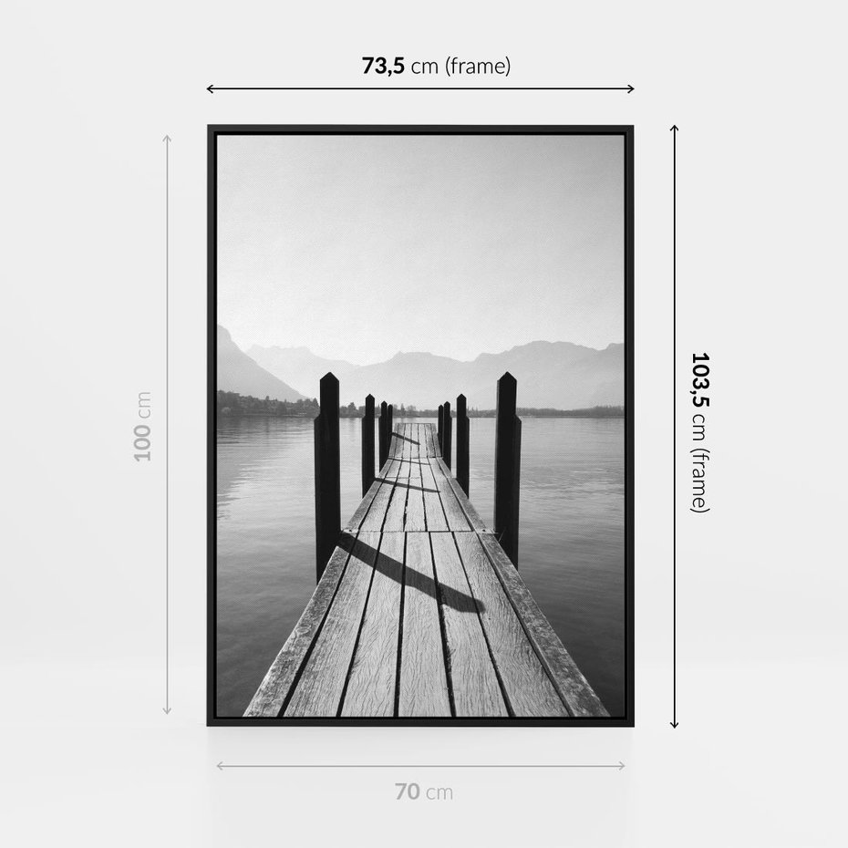 Obraz w ramie 70x100 - Spokojna Przystań - czarno biała fotografia, drewniany pomost na jeziorze - rama czarna