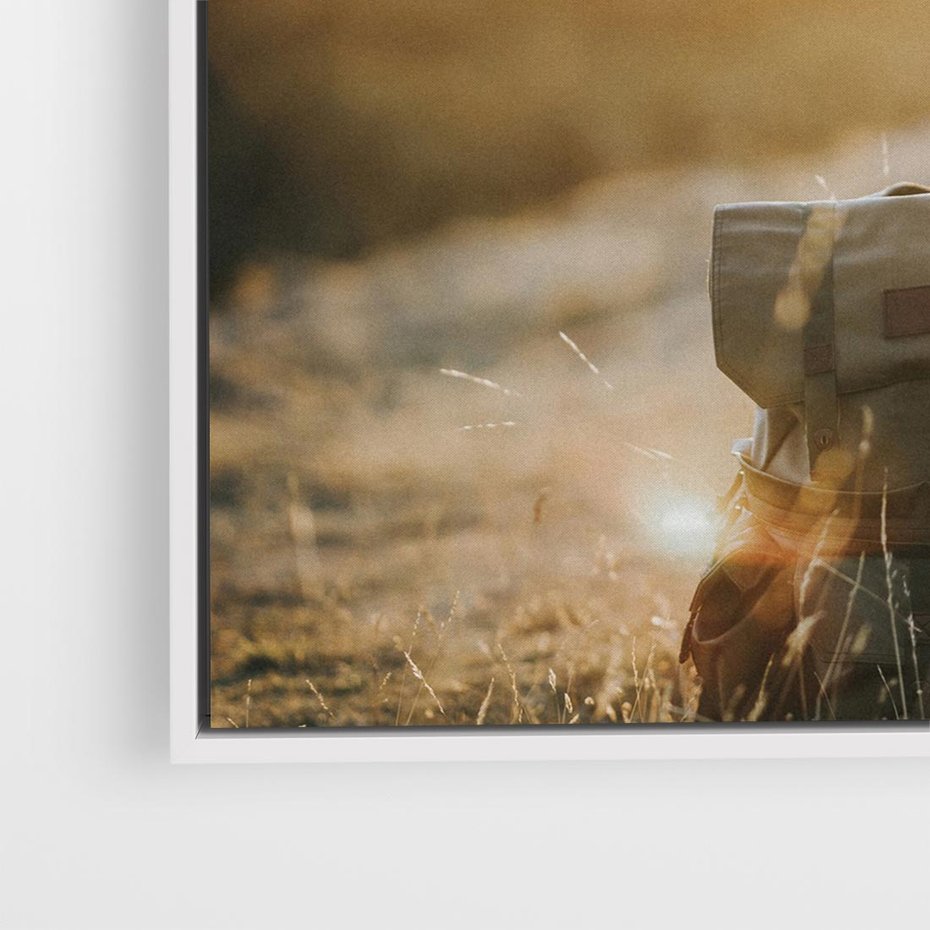 Obraz w ramie 80x80 - Podróżniczy bukiet na łące - plecak, podróż - rama biała