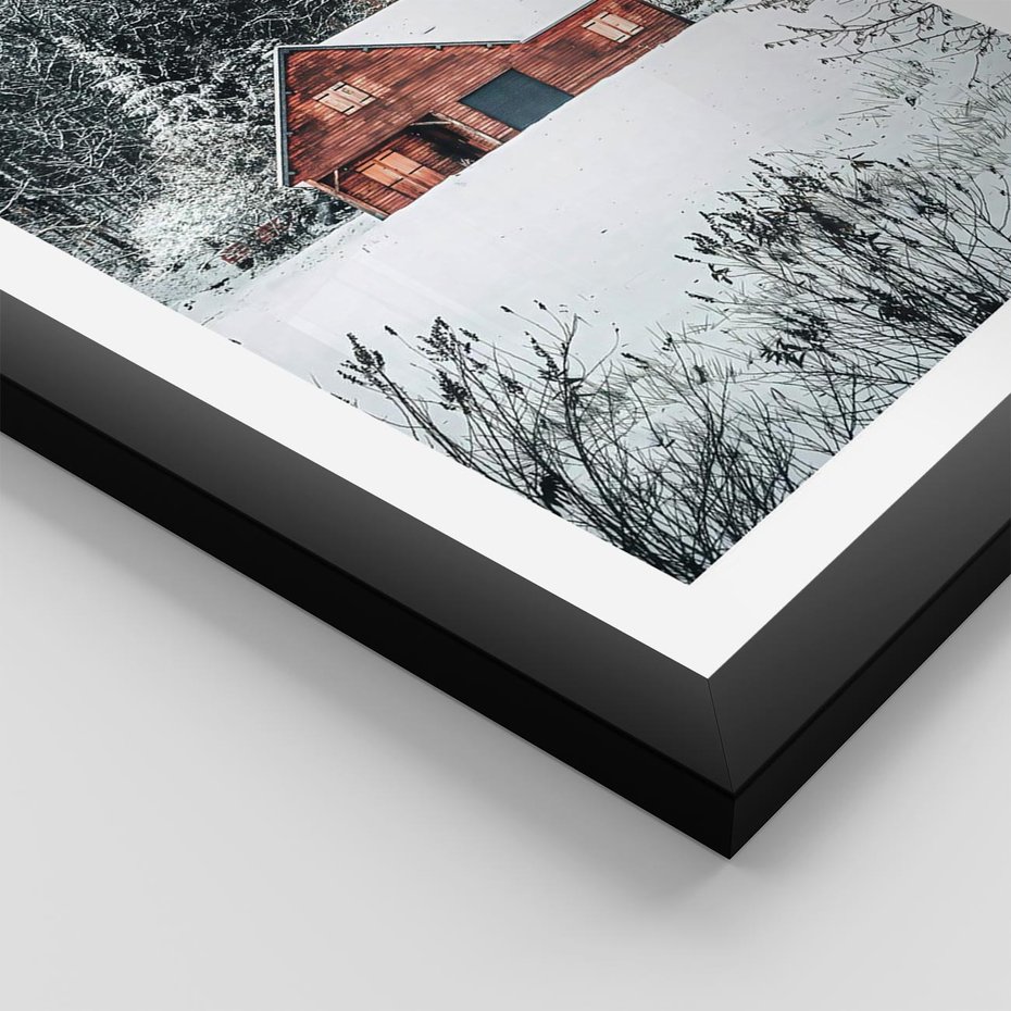 Plakat w ramie 50x70 - Domek w Górach Pokryty Śniegiem - domek w górach, śnieg - rama czarna