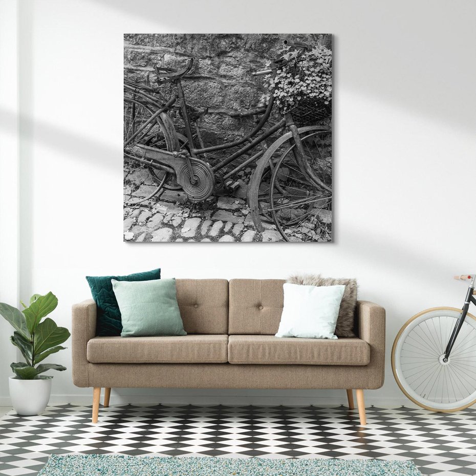 Obraz na płótnie 60x60 - Zapomniany Urok - czarno biała fotografia, stary rower oparty o mur