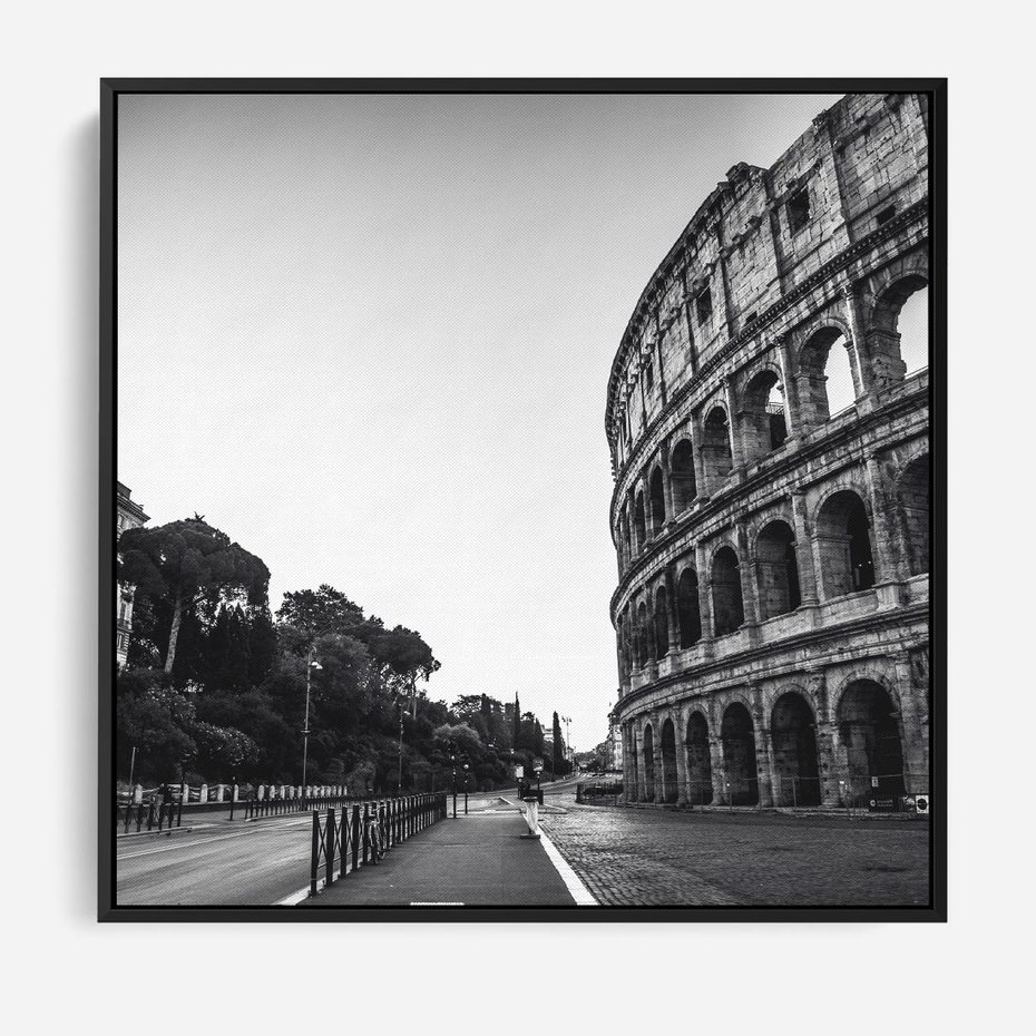 Obraz w ramie 50x50 - Echa Historii - czarno biała fotografia, koloseum - rama czarna