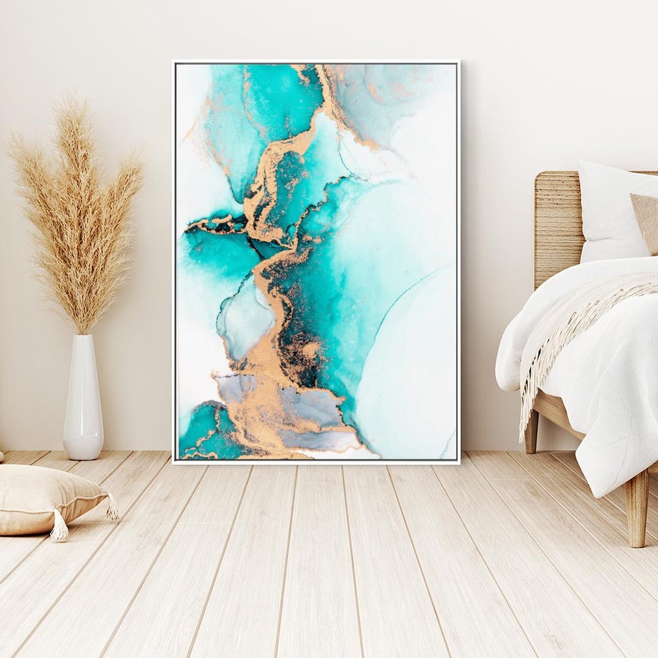 Obraz w ramie 50x70 - Elegancja i Subtelność - marmur, złoto - rama biała