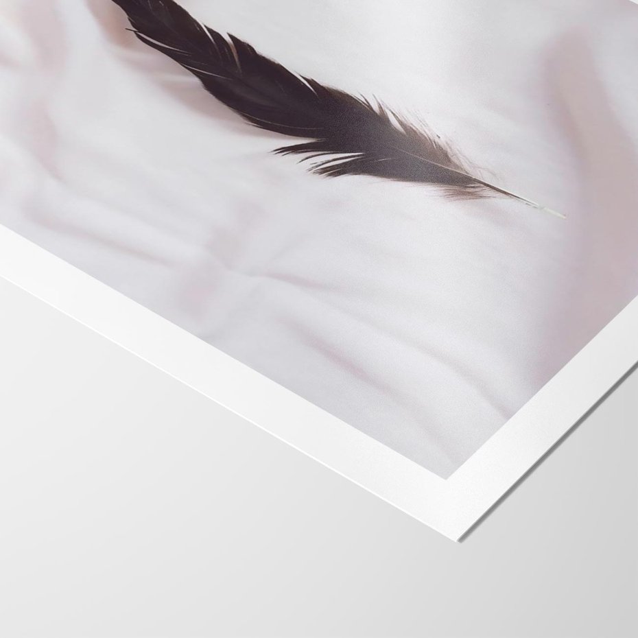 Plakat bez ramy 30x40 - Prosta Elegancja - czarne pióro na białej pościeli, minimalizm