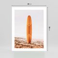 Plakat bez ramy 40x50 - Deska w Piasku: Gotowa na Fale - plaża, pomarańczowa deska surfingowa wbita w piasek