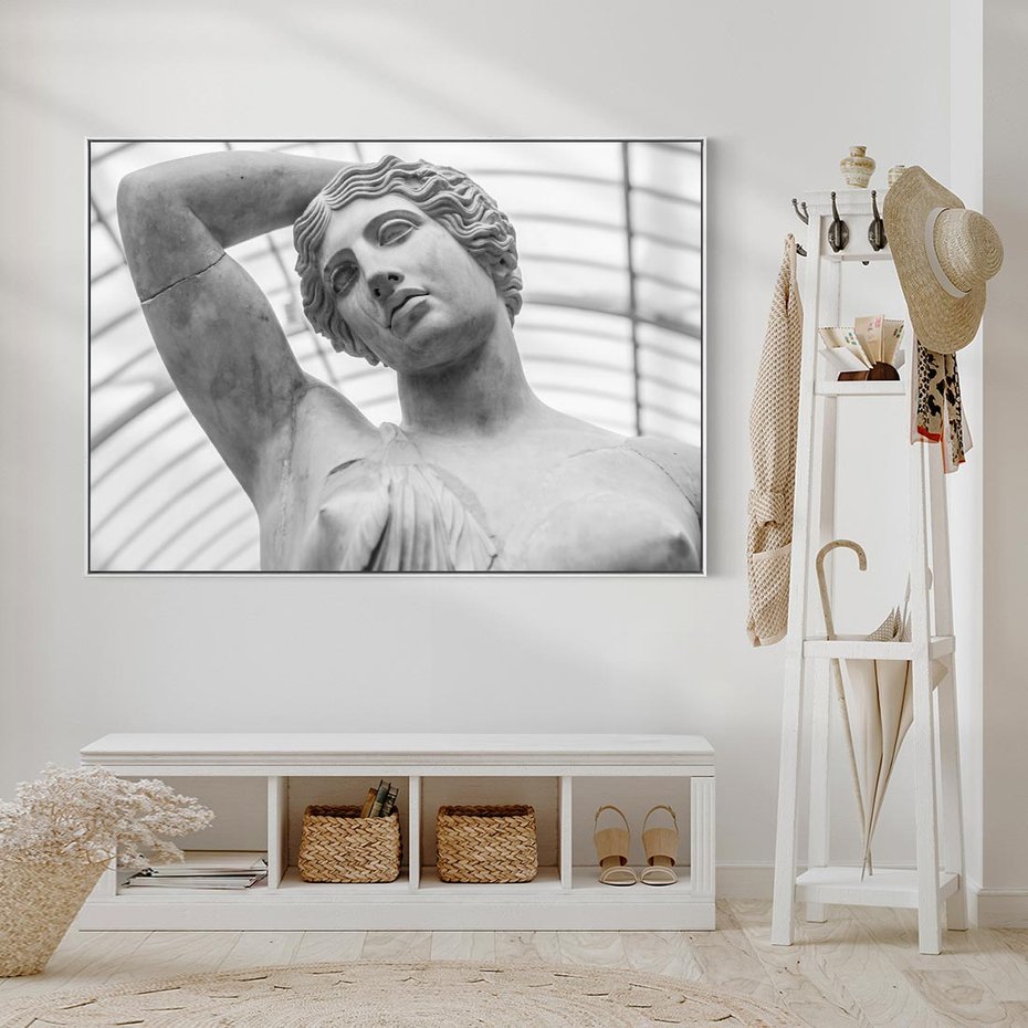 Obraz w ramie 100x70 - Zaklęta w Kamieniu - antyczna rzeźba kobiety na fotografii, czarno biała - rama biała