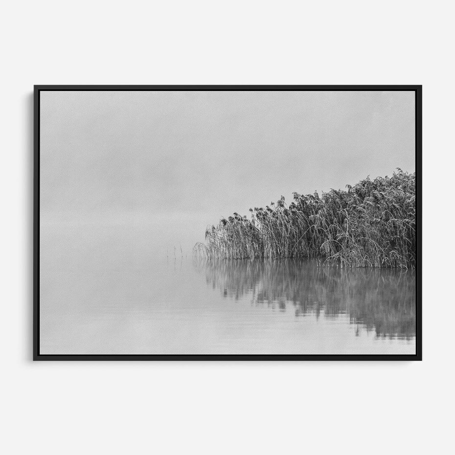 Obraz w ramie 70x50 - Mglisty Brzeg Jeziora - czarno białe zdjęcie, zamglone jezioro - rama czarna