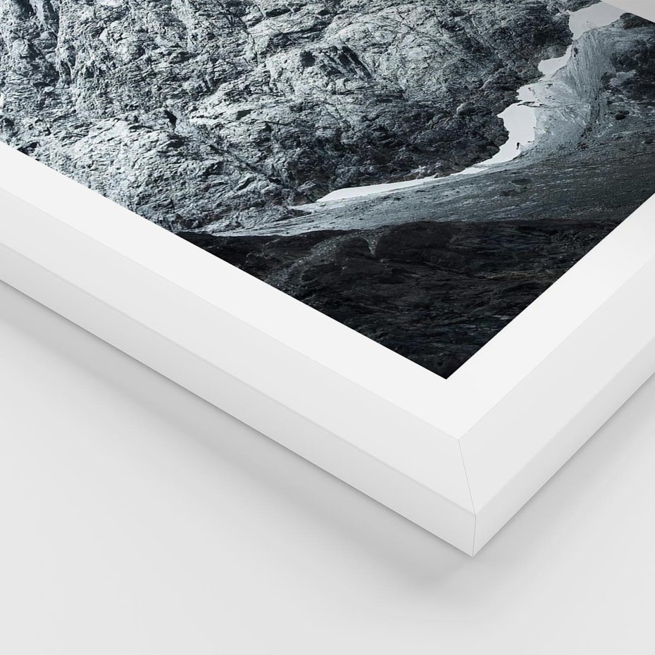 Plakat w ramie 30x40 - Surowość Gór - śnieg, zima w górach - rama biała