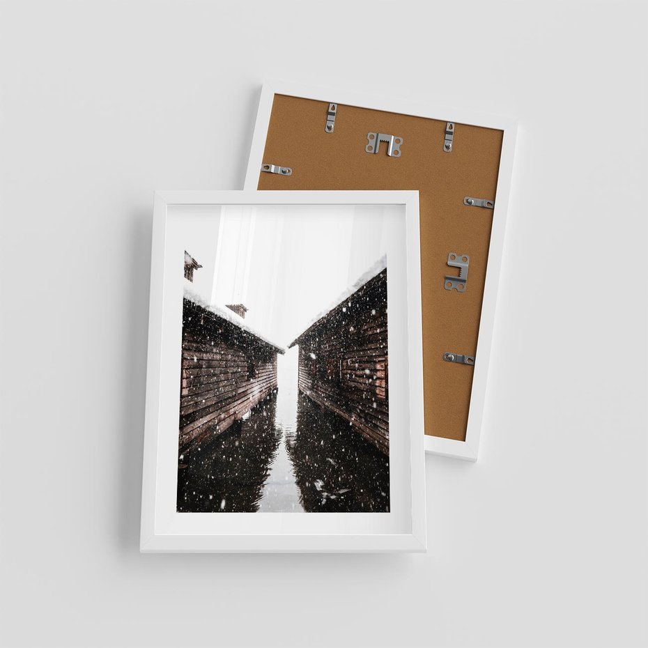 Plakat w ramie 30x40 - Spadający Śnieg - domek górski, w zimie - rama biała