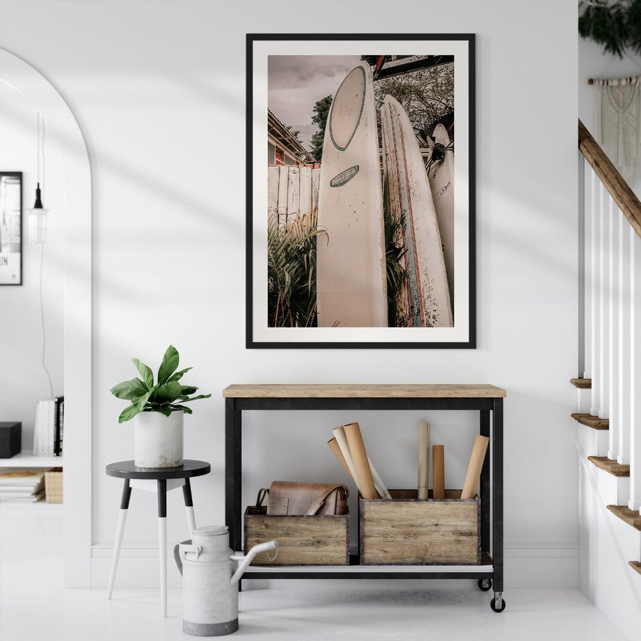 Plakat w ramie 40x50 - Deski Surfingowe czekają na Fale - deski surfingowe, stoją pod płotem - rama czarna