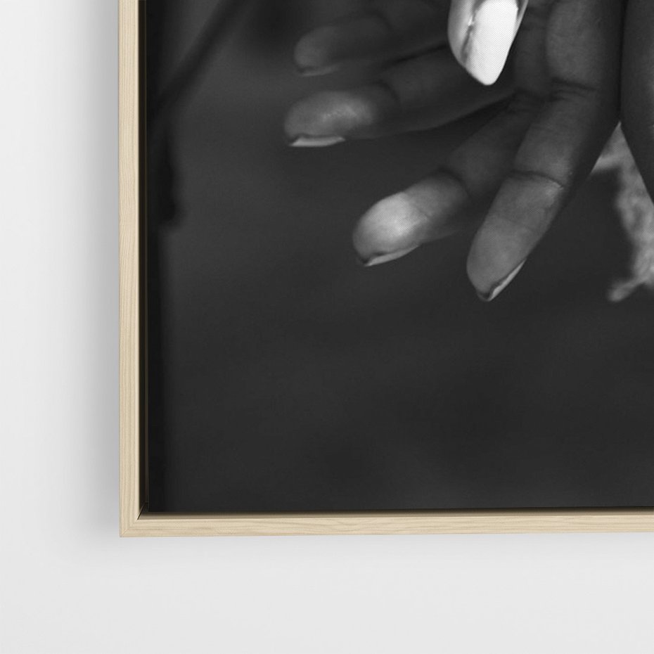 Obraz w ramie 50x70 - Splątane Uczucia - czarno biała fotografia, artystyczna - rama drewno