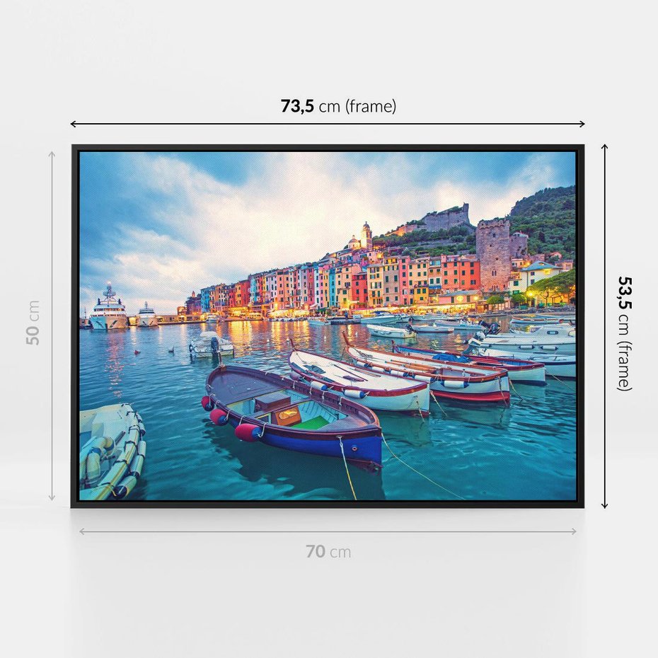 Obraz w ramie 70x50 - Tańczące kolory zachodu - nadmorskie kolorowe miast, kolorowe budynki na brzegu - rama czarna