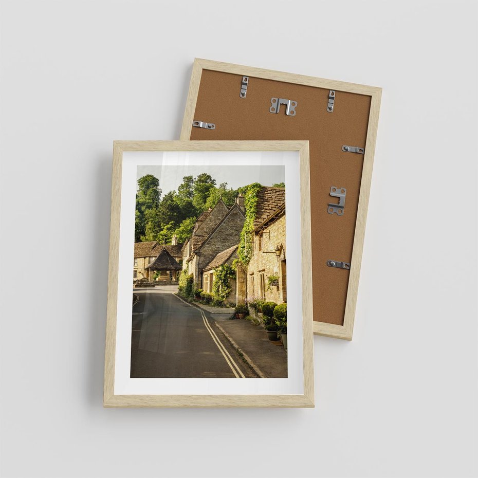 Plakat w ramie 30x40 - Magiczna podróż w głąb miasta - uliczka, perspektywa - rama drewno