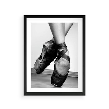 Plakat w ramie 50x70 - Taniec Zmysłów - artystyczne zdjęcie, odcienie szarości - rama czarna