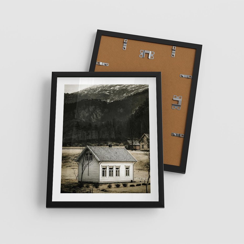 Plakat w ramie 40x50 - Ciepło i Urok Górskiego Domku - domek w górach, sepia - rama czarna