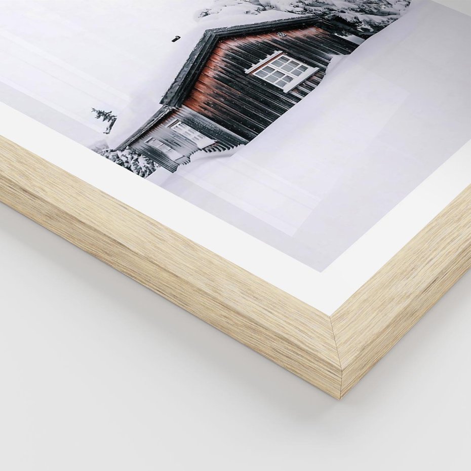 Plakat w ramie 50x70 - Zimowy Azyl: Domek w Górach - domek w górach, śnieg - rama drewno