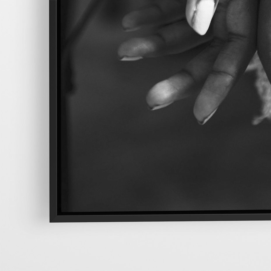 Obraz w ramie 70x100 - Splątane Uczucia - czarno biała fotografia, artystyczna - rama czarna