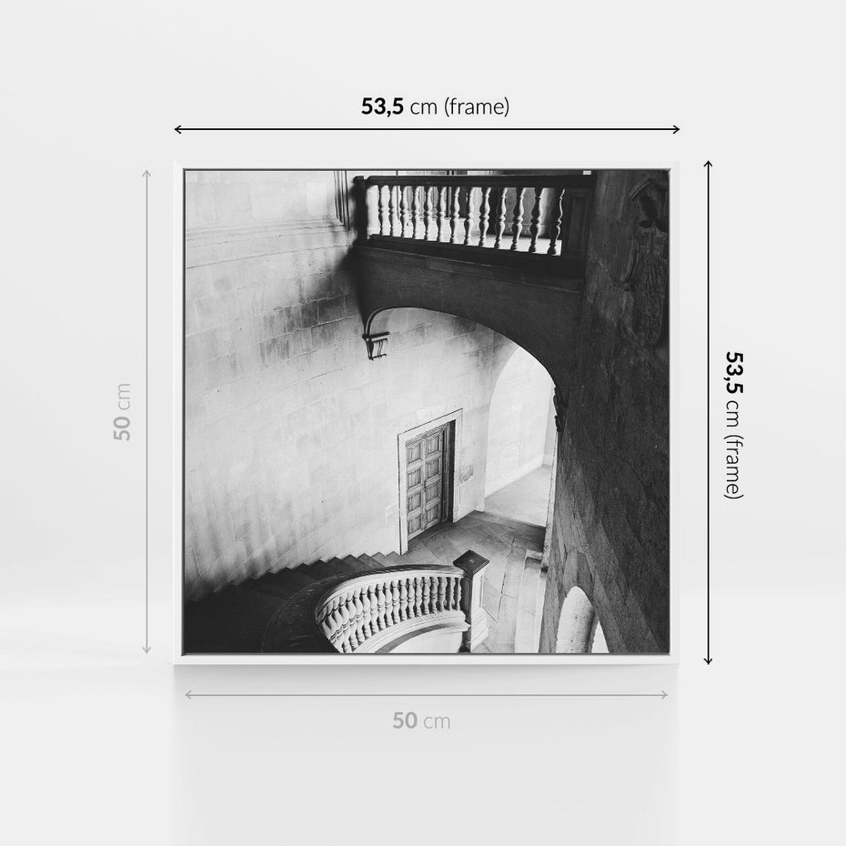 Obraz w ramie 50x50 - Po Schodach w Dół - czarno białą fotgrafia, zakręcone schody w starek kamienicy - rama biała