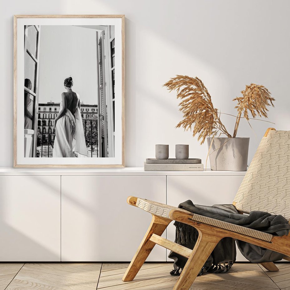 Plakat w ramie 40x50 - Poranki w Paryżu - czarno białe zdjęcie, kobieta w prześcieradle na balkonie - rama drewno