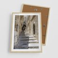 Plakat w ramie 50x70 - Urok uliczki: perspektywa miasta - uliczka, perspektywa - rama drewno