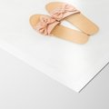 Plakat bez ramy 30x40 - Minimalistyczna Moda: Klapki na Białym Tle - klapki, minimalizm
