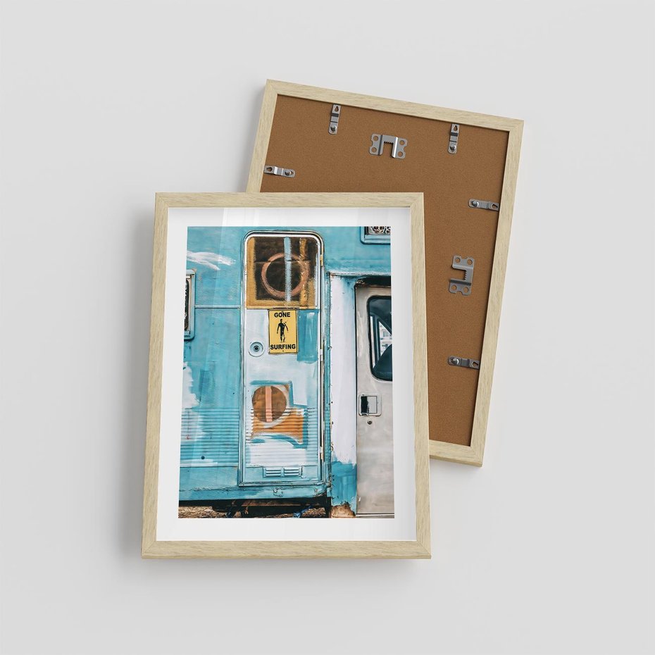Plakat w ramie 30x40 - Nostalgiczna Podróż - stara przyczepa kempingowa, niebieskie kolory - rama drewno