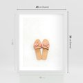 Plakat w ramie 40x50 - Minimalistyczna Moda: Klapki na Białym Tle - klapki, minimalizm - rama biała