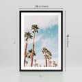 Plakat w ramie 50x70 - Tropikalna Sielskość: Palmy i Błękitne Niebo - palmy na tle błękitnego nieba - rama czarna