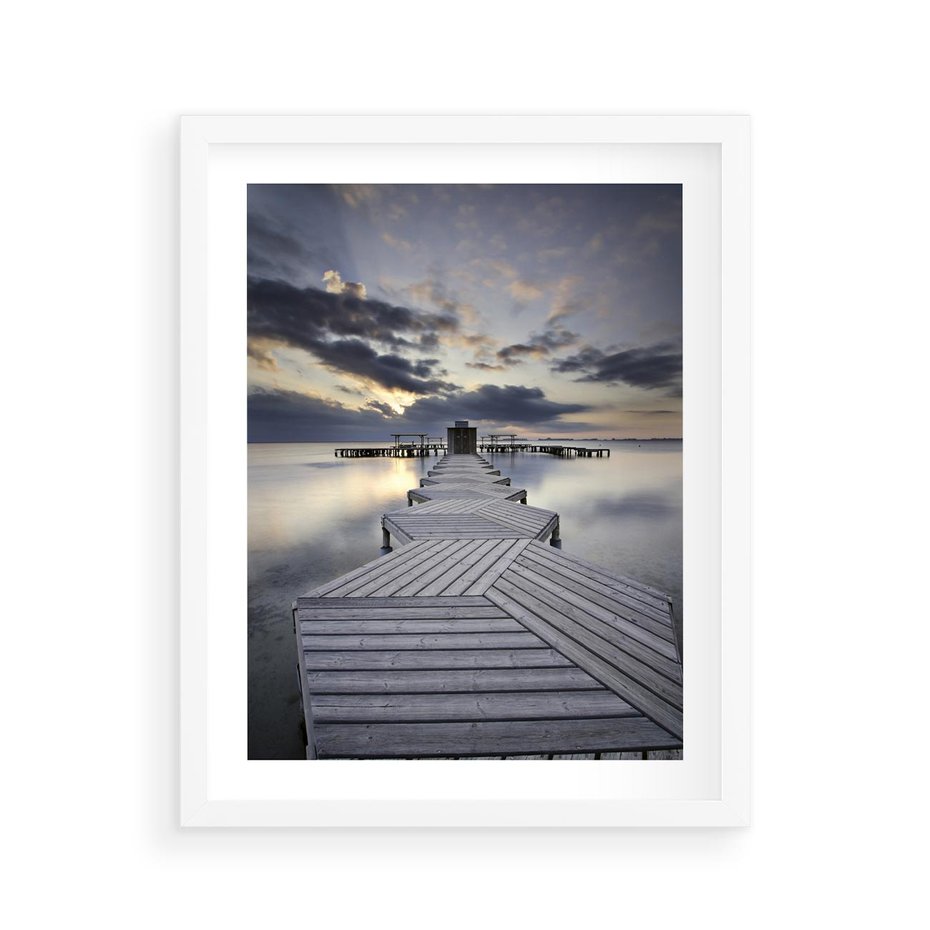 Plakat w ramie 40x50 - Spokój nad Jeziorem - pomost, jezioro - rama biała