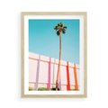 Plakat w ramie 50x70 - Tropikalny Kontrast - palma na tle błękitnego nieba, kolorowy mur - rama drewno