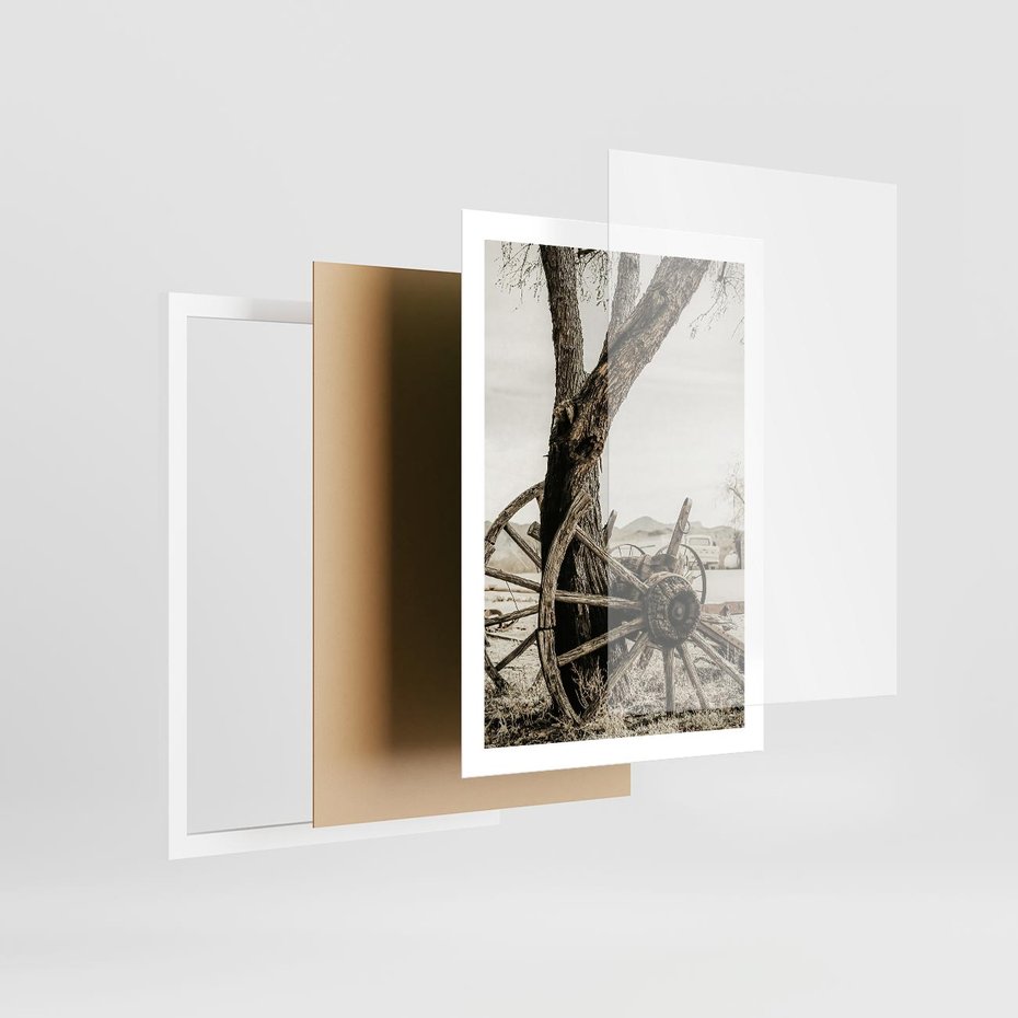 Plakat w ramie 50x70 - Rustykalna Tradycja - koło starego wozu, rustykalny styl - rama biała