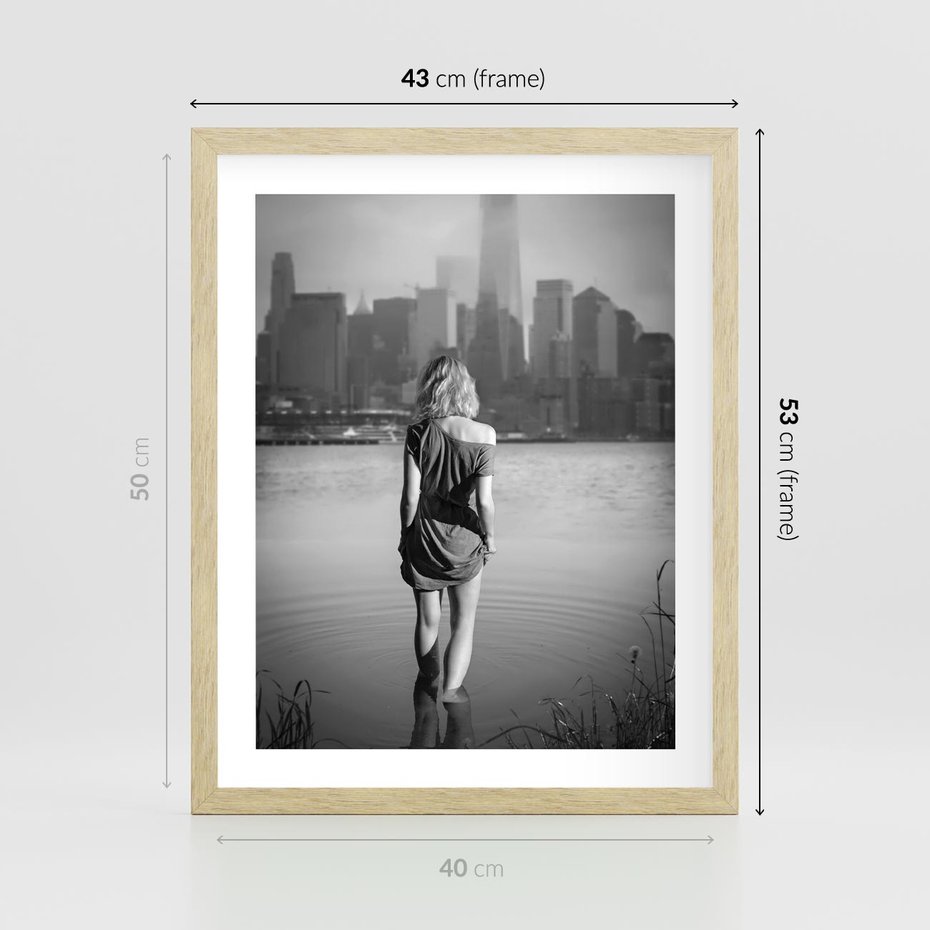 Plakat w ramie 40x50 - Kapiel w Mieście - czarno białe zdjęcie, kobieta wchodzi do wody - rama drewno