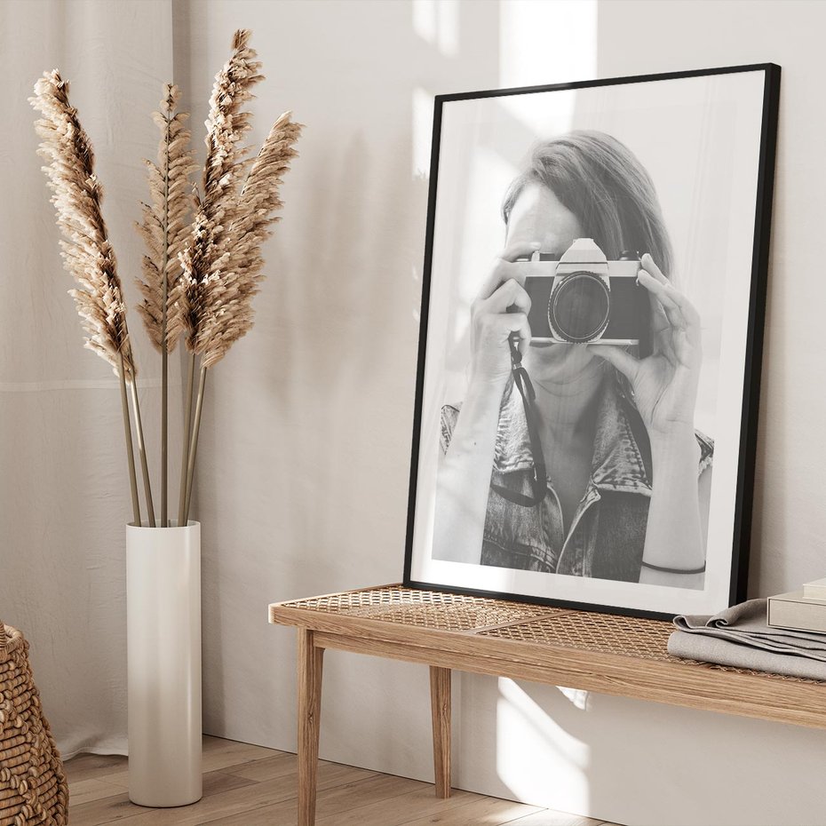 Plakat w ramie 50x70 - Zrób mi Zdjęcie - fotografia, kobieta z aparatem - rama czarna