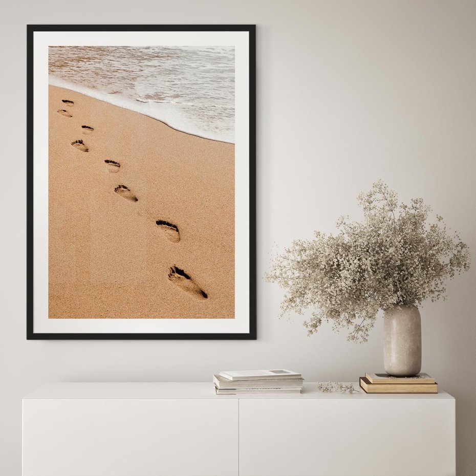 Plakat w ramie 30x40 - Ślady Stóp na Plaży: Spacer nad Morzem - plaża, ślady stóp na piasku - rama czarna