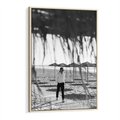 Obraz w ramie 50x70 - Wakacyjny Spacer - czarno białe zdjecie, plaża - rama drewno